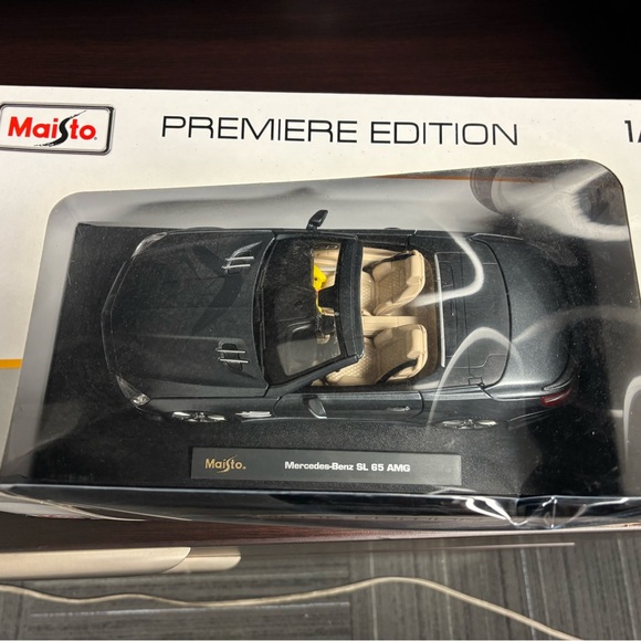 Maisto Premiere Edition Mercedes-Benz SL 65 AMG - Black - Picture 2 of 6
